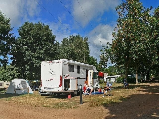 Privilege Package (1 tent, caravan or motorhome / 1 car / electricity 10A) + pond view