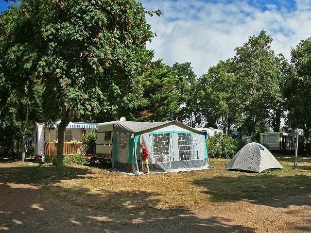 Privilege Package (1 tent, caravan or motorhome / 1 car / electricity 10A) + pond view foto 4